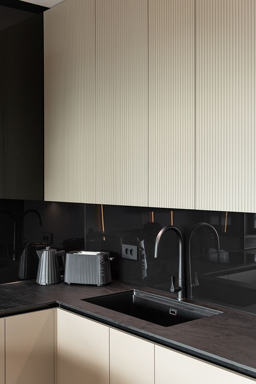 Textures in minimalist kitchen &ndash; Scala project&rdquo;