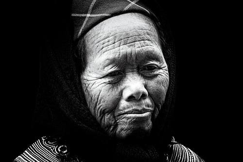 Portrait d'une femme pris en photo de rue à Sapa au Vietnam