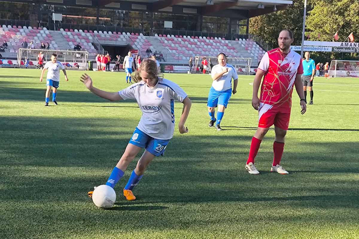Fairplay-Moment mit Spieler des SV Urk Leroy