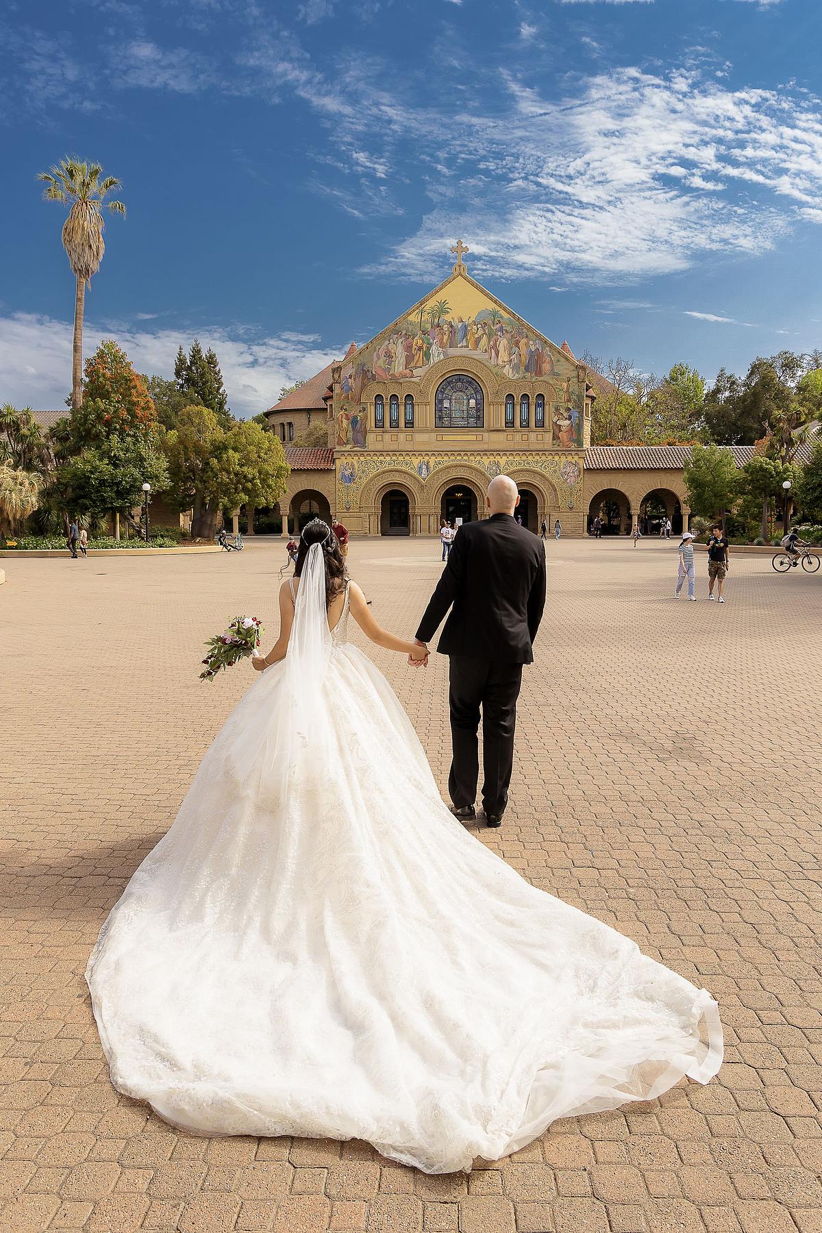 couple-leaving-wedding-place