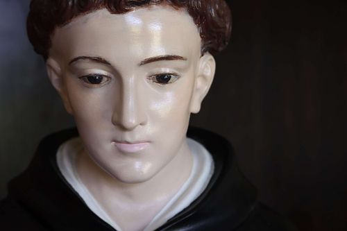 Face Very pale statue before restoration