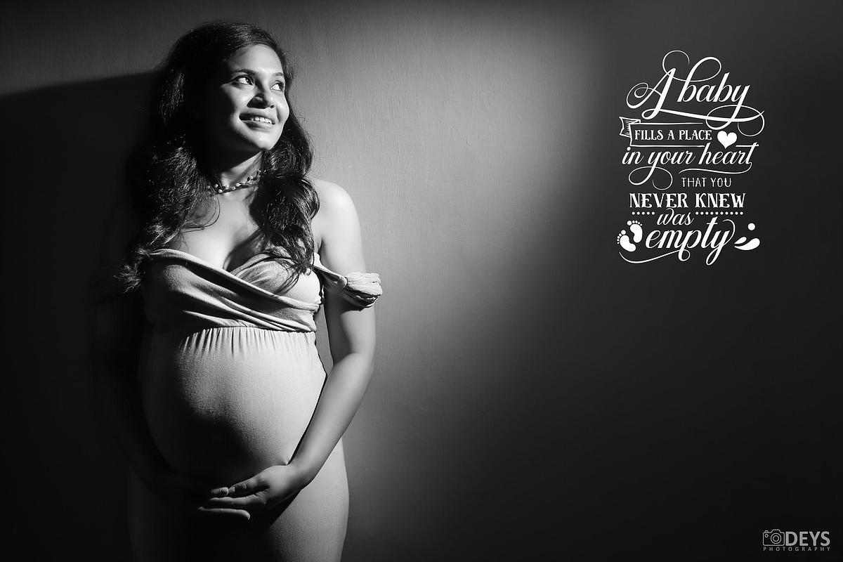 Classy maternity studio photoshoot in Delhi