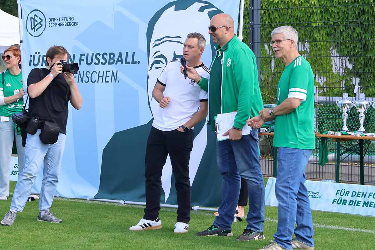 Moderator Andre Scheidt interviewt Hanno Balitsch und Ralph-Uwe Schaffert bei der Siegerehrung