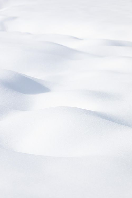 Ondulations de neige formant des vagues abstraites en hiver