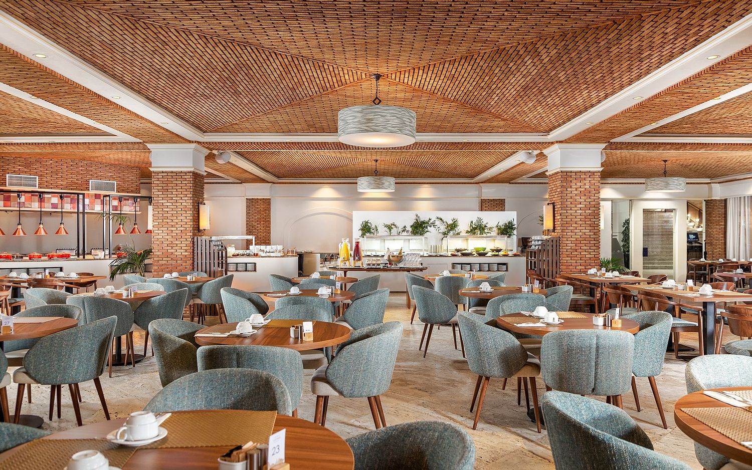 Vista panorâmica da sala de pequenos-almoços do Grande Real Santa Eulália Resort & Spa em Albufeira, fotografada por Pedro Brás Photography — fotografia profissional de arquitetura comercial e hotelaria de luxo em Portugal.