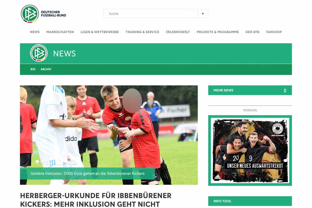 Ibbenbürener Kickers-Teammitglieder jeden Alters, mit und ohne Handicap, feiern ihre Sepp-Herberger-Urkunde für herausragende Inklusion im Behindertenfußball.