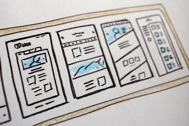Afbeelding van een website-indeling getekend op papier