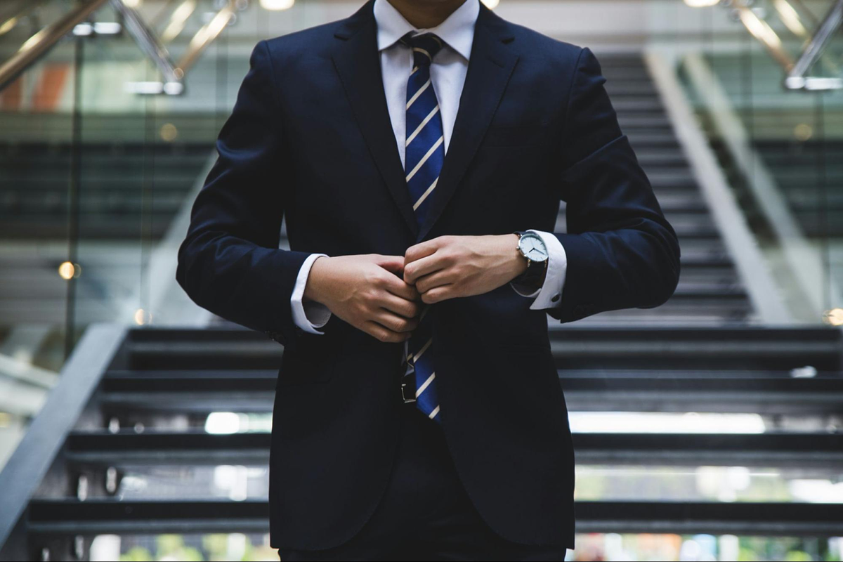 un hombre con traje