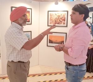 Can a photograph clicked by mobile phone be submitted to a photography salon?