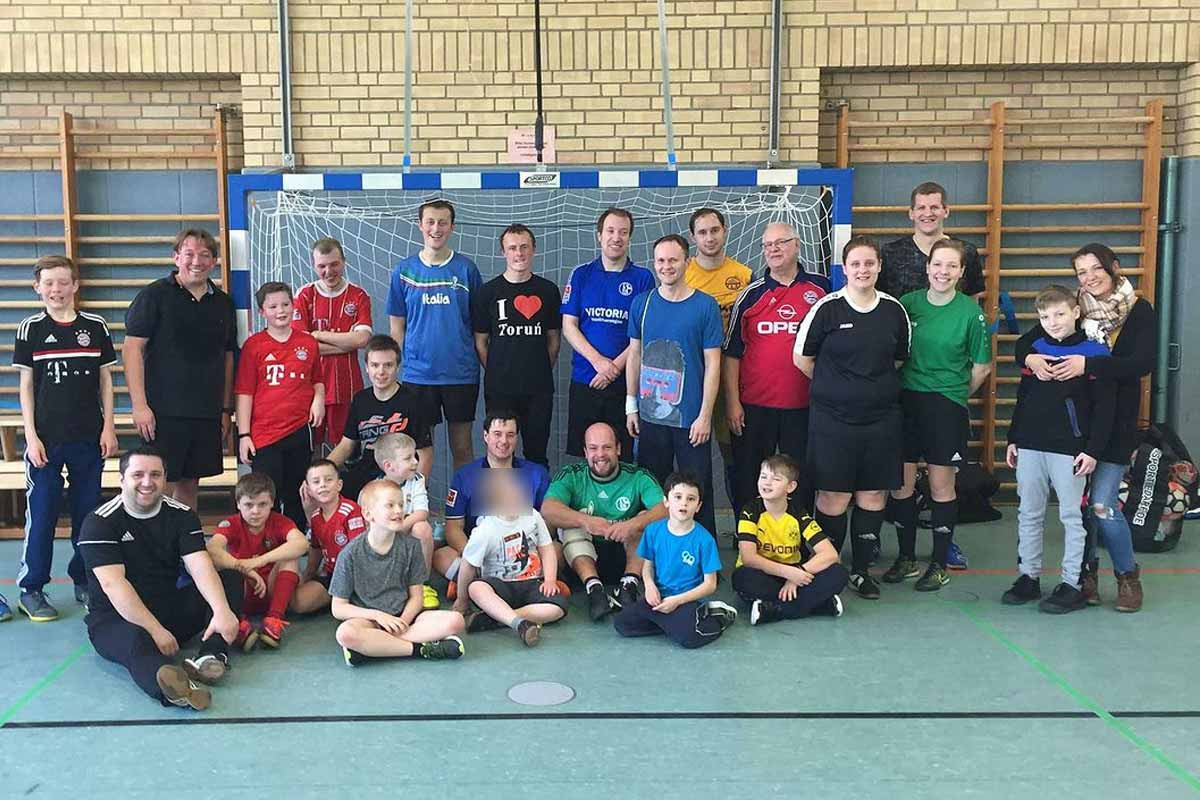 Gemeinsames Abschlussfoto mit Bürgermeister Schrameyer und den Ibbenbürener Kickers