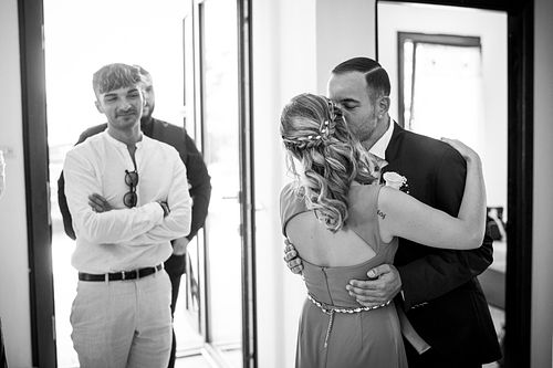 "lo sposo bacia la madre"