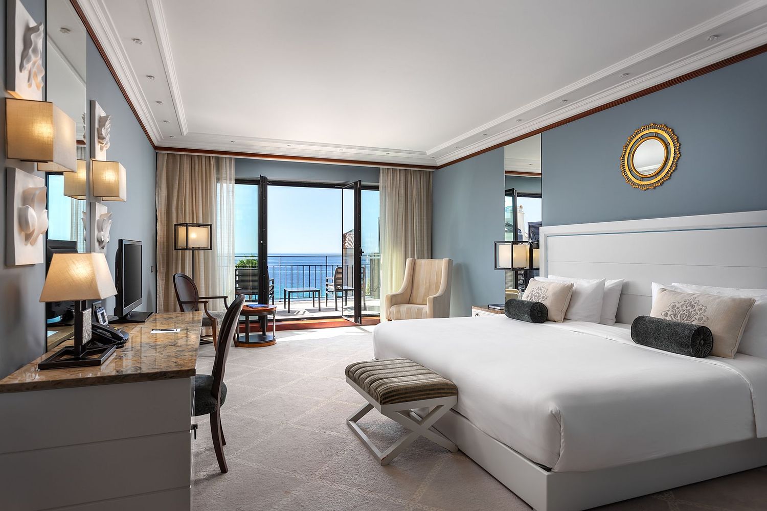 Quarto de hotel com vista mar em design premium &ndash; fotografia de hotelaria.