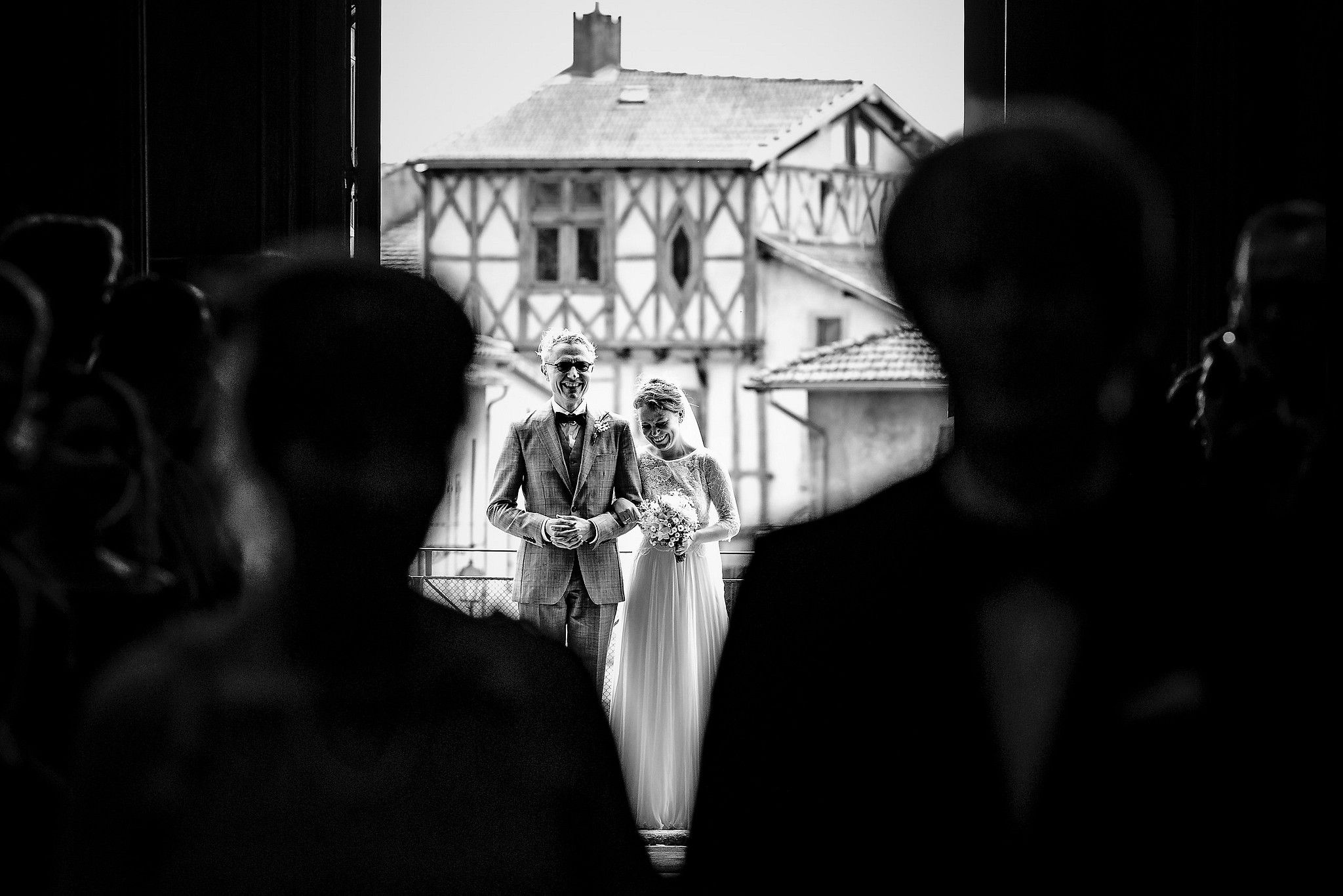 Mari&eacute;e et son p&egrave;re qui rentre dans l'&eacute;glise captur&eacute; par S&eacute;bastien CLAVEL photographe de Mariage &agrave; Lyon et Gen&egrave;ve