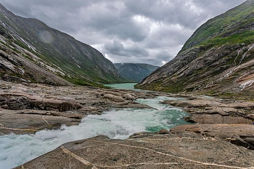 Paysage nordique avec torrent et montagnes.