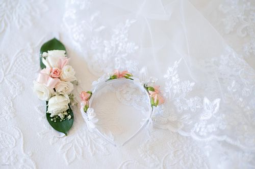 "dettagli floreali e cerchietto damigelle"