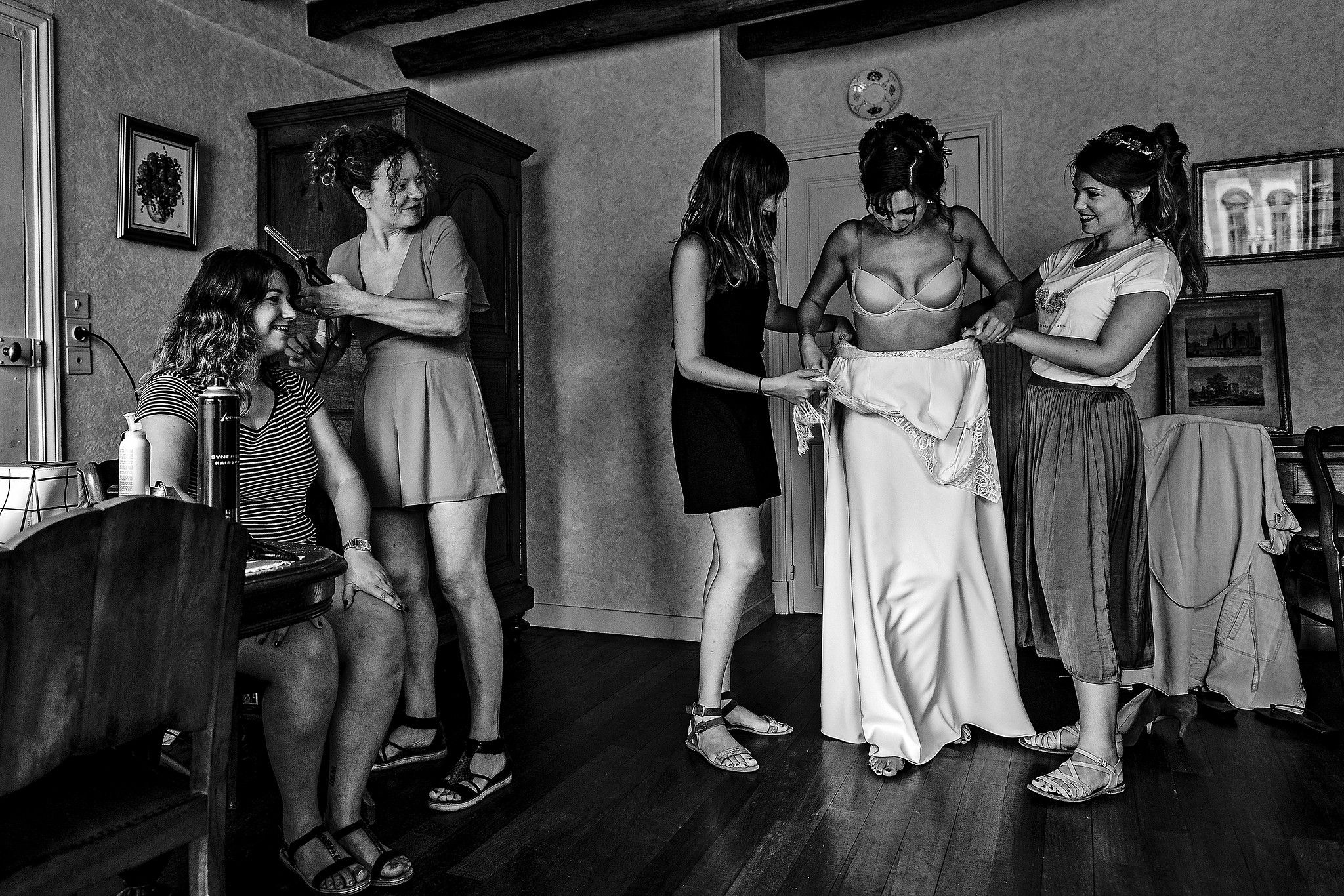 Mari&eacute;e qui se pr&eacute;pare avec ses t&eacute;moins sous le regard de son amie captur&eacute; par S&eacute;bastien CLAVEL photographe de Mariage &agrave; Lyon et Gen&egrave;ve