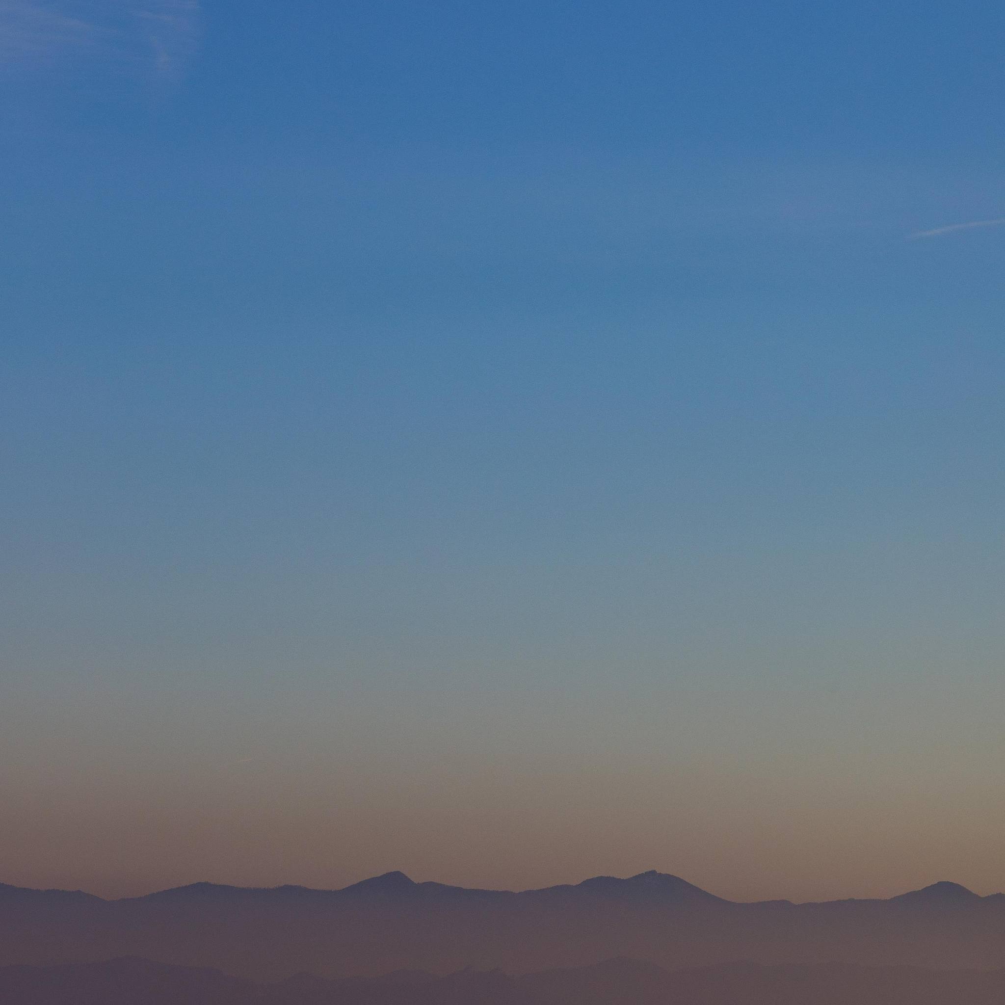 Ciel uniforme à l’horizon, paysage minimal.