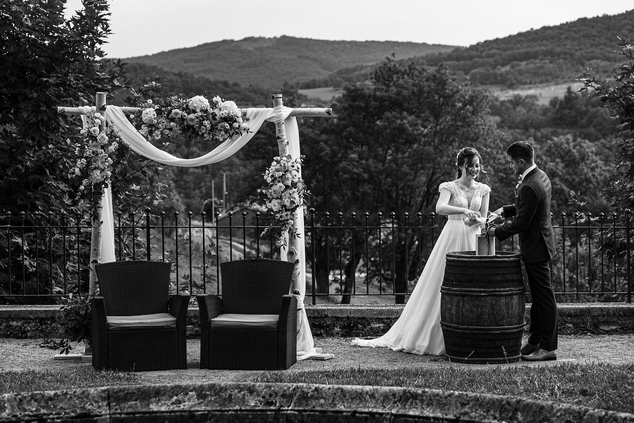 C&eacute;r&eacute;monie la&iuml;que avec le rituel du sable captur&eacute; par S&eacute;bastien CLAVEL photographe de Mariage &agrave; Lyon et Gen&egrave;ve