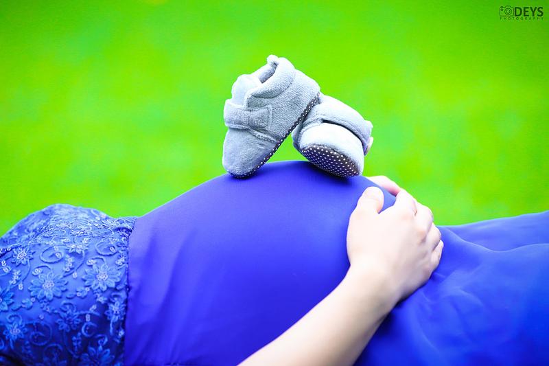 How do you take a cute baby bump picture?