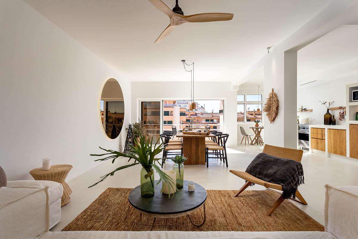 Sala de estar de apartamento T2 na Guia em Cascais com luz natural e ambiente contempor&acirc;neo