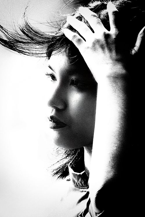 Portrait d'une jeune femme prise en photo de rue à Hanoï au Vietnam