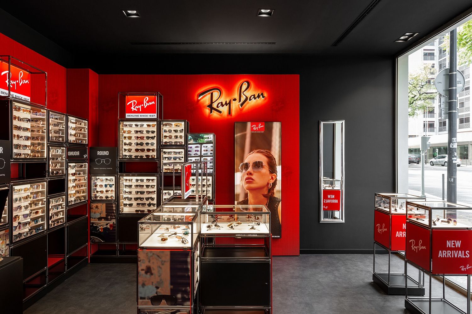 nterior do stand Ray-Ban no Oculista das Avenidas, Lisboa, fotografado por Pedro Br&aacute;s Photography &mdash; fotografia profissional de arquitetura comercial e design de lojas em Portugal.