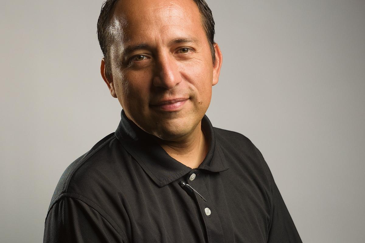 Retrato de un hombre profesional con gesto amable para uso en LinkedIn, sitio web, tarjetas de presentación y material impreso.