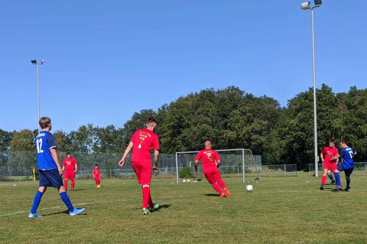 Herzliche Begrüßung der Papenburger Kickers auf dem Spielfeld