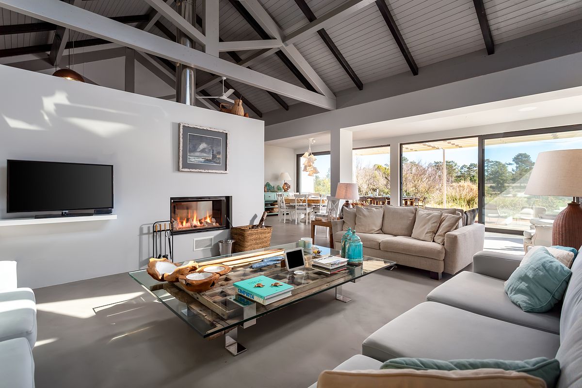 Fotografia de interiores de moradia T3 na Comporta com luz natural e homestaging