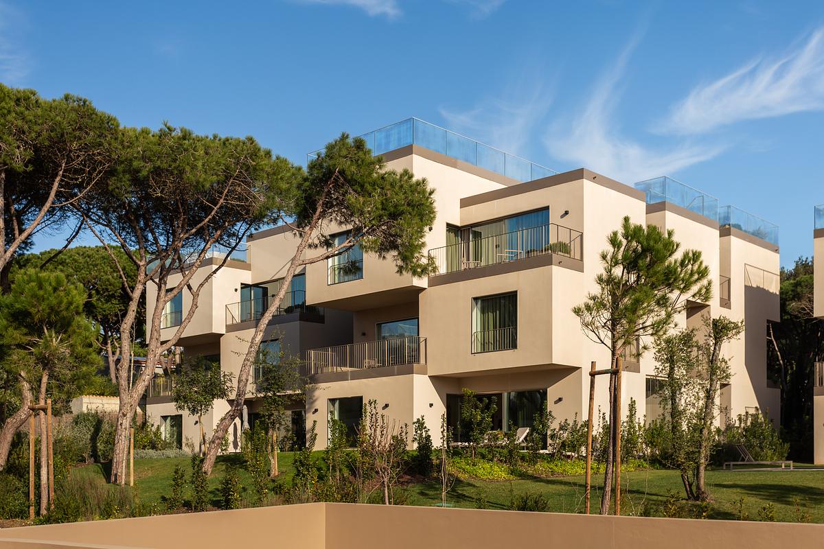 Fotografia de arquitectura destacando a volumetria dos edif&iacute;cios do Marinha Prime em Cascais