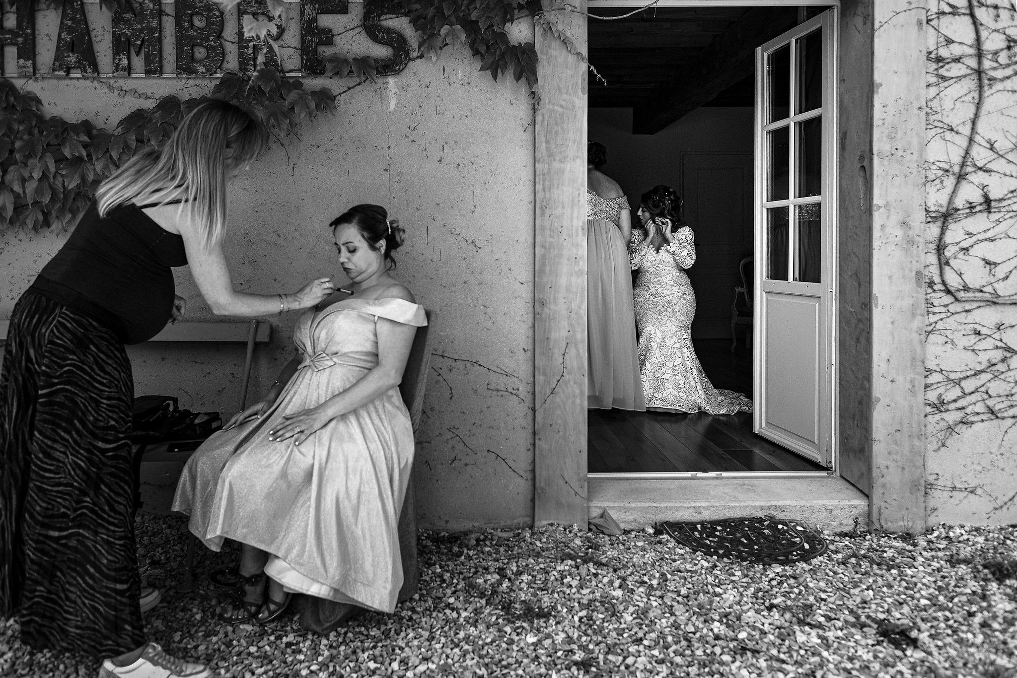 Mari&eacute;e et sa s&oelig;ur qui se pr&eacute;parent captur&eacute; par S&eacute;bastien CLAVEL photographe de Mariage &agrave; Lyon et Gen&egrave;ve